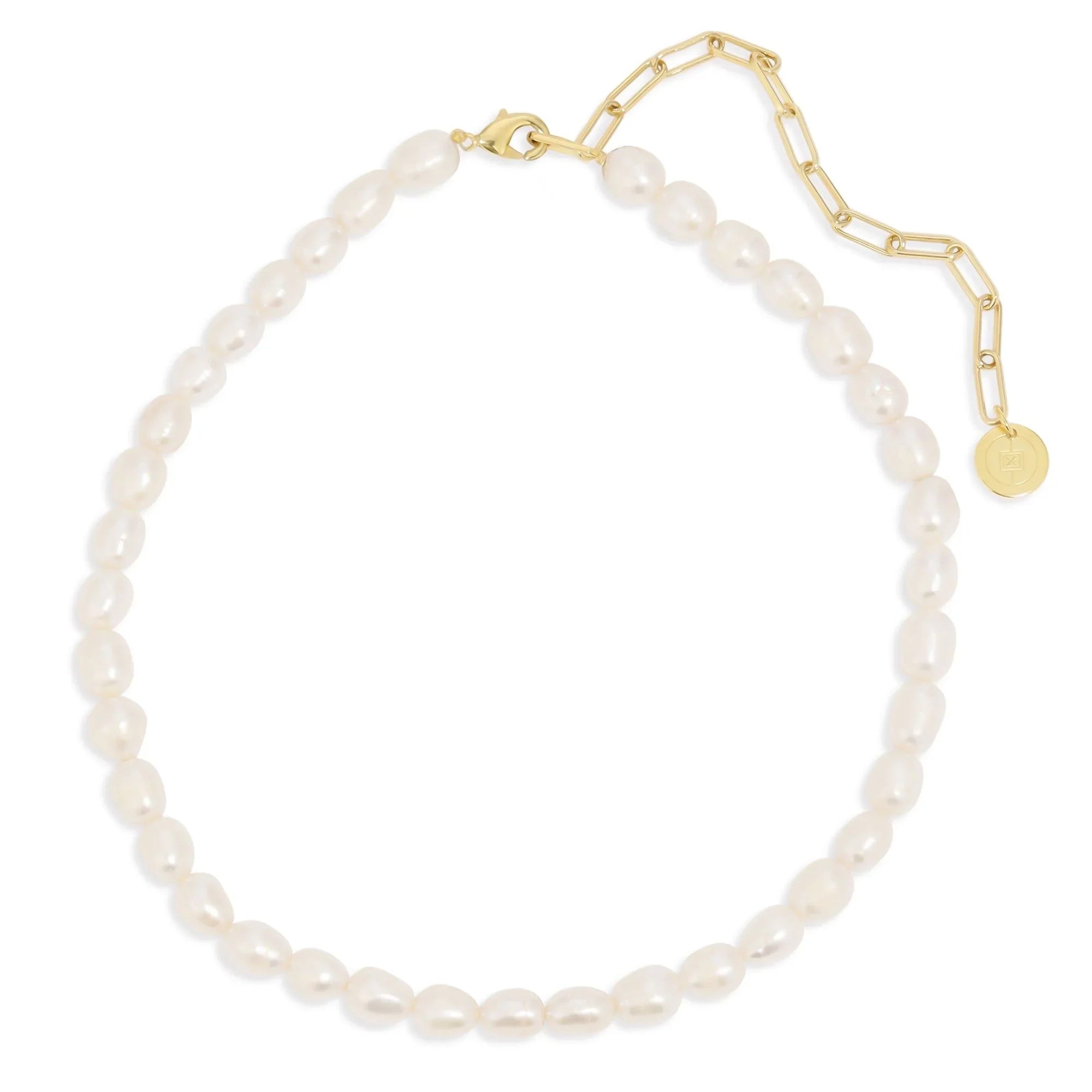 Beautiful Piper Pearl Choker Necklace with a shiny Gold Chain and elegant pearls
