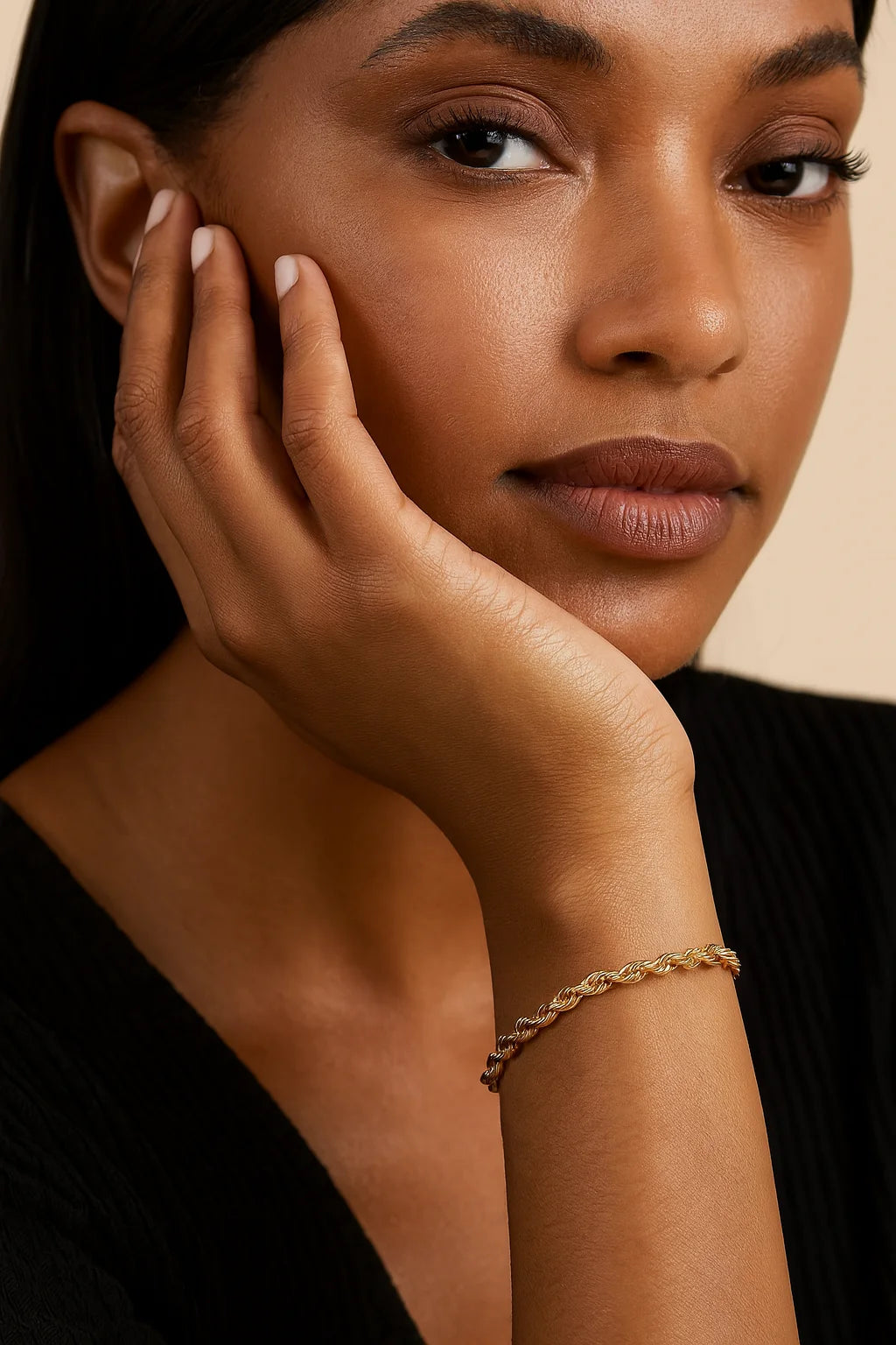 Delicate gold rope chain Rosa Bracelet on woman’s wrist for elegant jewelry style