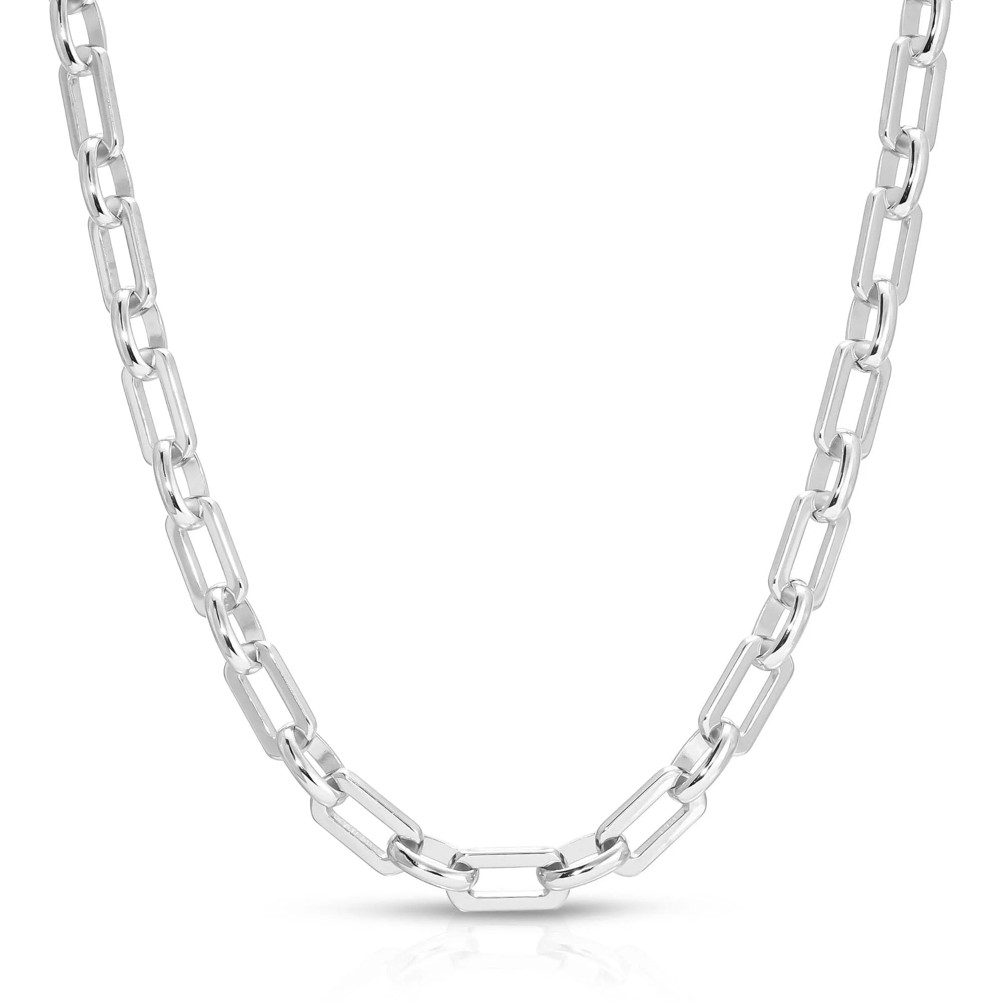 Liv Necklace with a shiny silver chain necklace for a stylish look