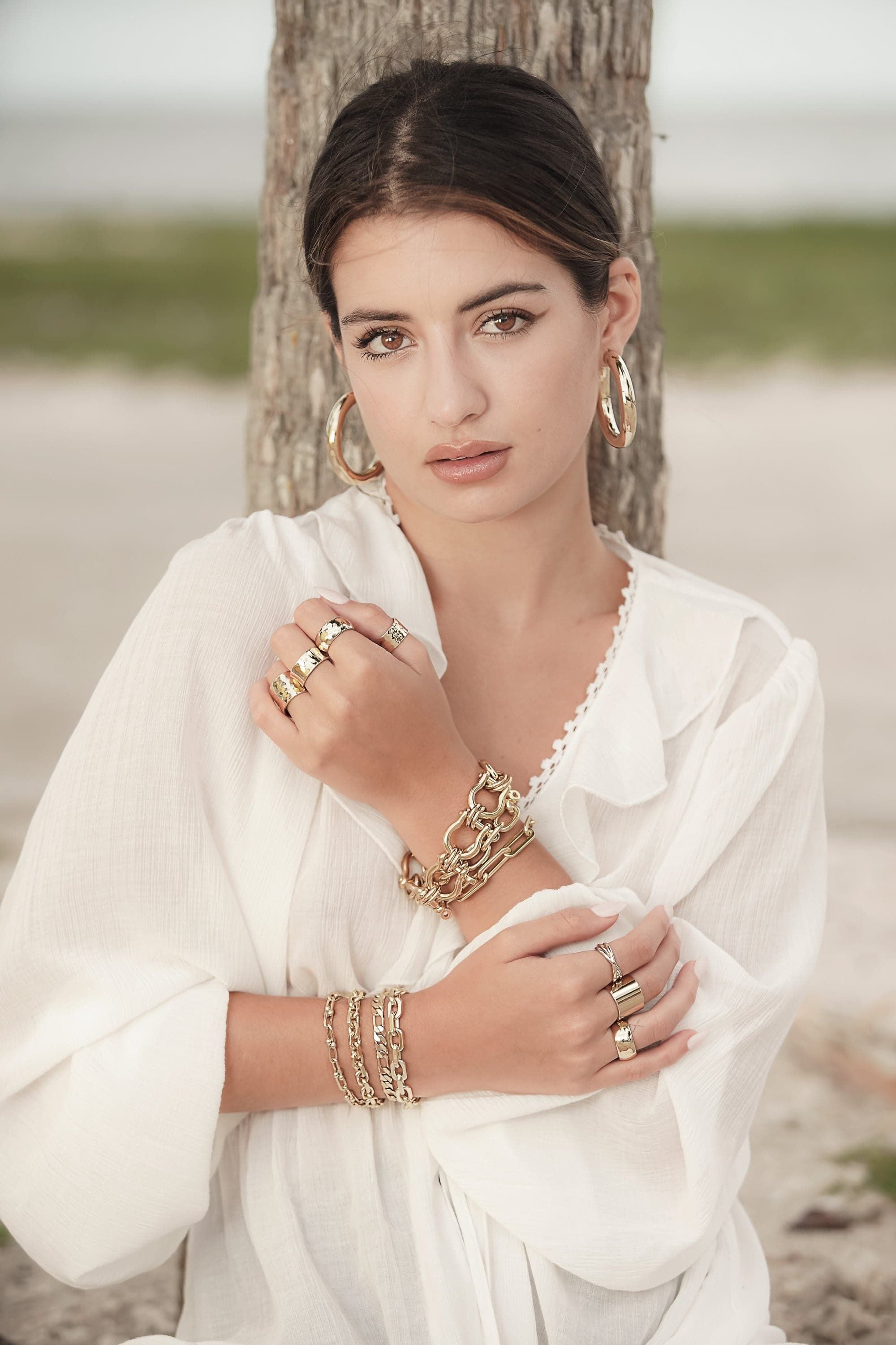 Woman wearing Lennon Bracelet made of recycled brass chain and rhodium-silver material